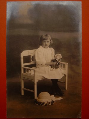 画像1: 人形を抱いた女の子のポストカード　1910s