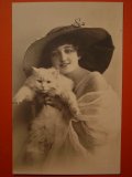 猫を抱いた女性のポストカード　1910s
