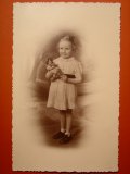 人形を抱いた女の子のポストカード　1910s