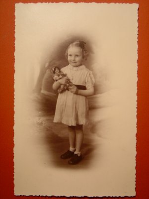 画像1: 人形を抱いた女の子のポストカード　1910s