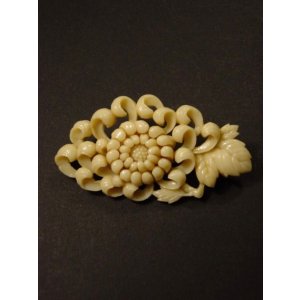 画像: アンティーク　セルロイドの菊のブローチ　1930s
