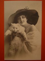 画像: 猫を抱いた女性のポストカード　1910s