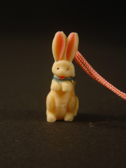 画像: アンティーク　セルロイドのウサギのチャーム　1930s