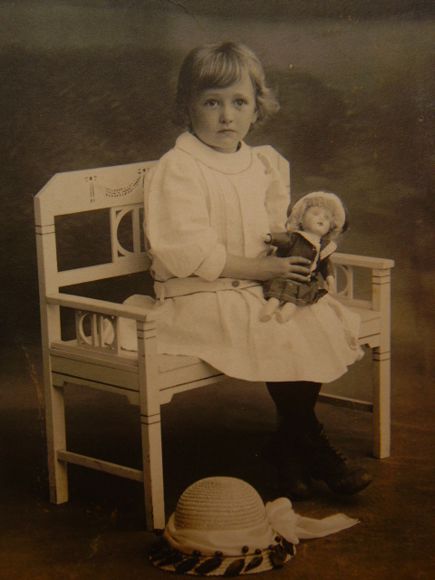 画像: 人形を抱いた女の子のポストカード　1910s