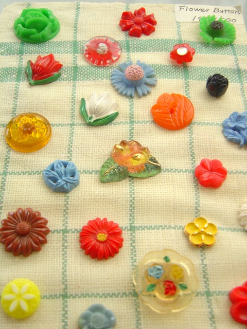 画像:  花のモチーフのボタン