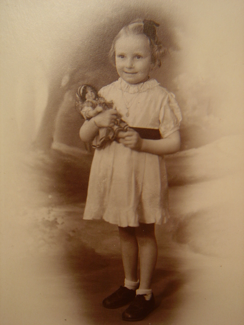 画像: 人形を抱いた女の子のポストカード　1910s