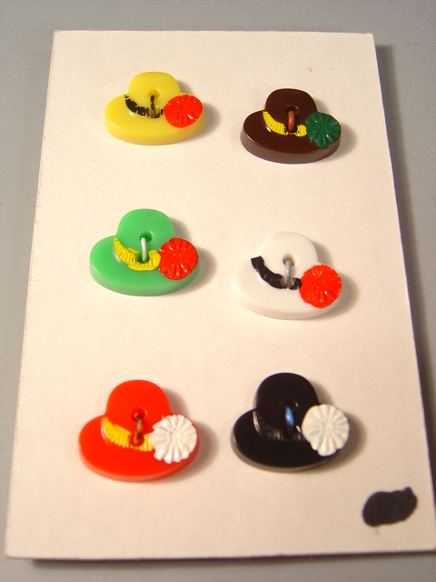 画像: 帽子の形のプラスチックボタン